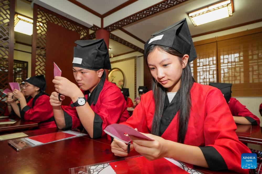 Teenagers from HK participate in study tour in E China's Jiangsu