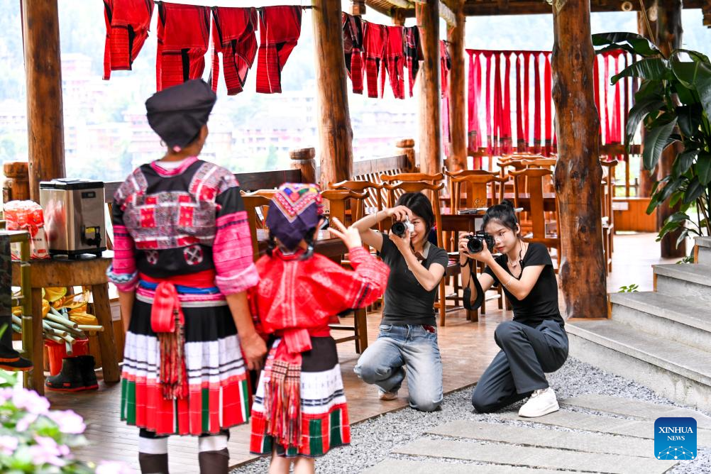 Homestay service burgeons at Dazhai Village in S China