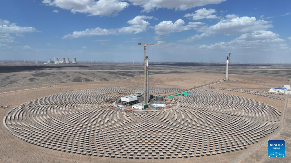 Across China: Solar thermal power station generates electricity by chasing sunlight