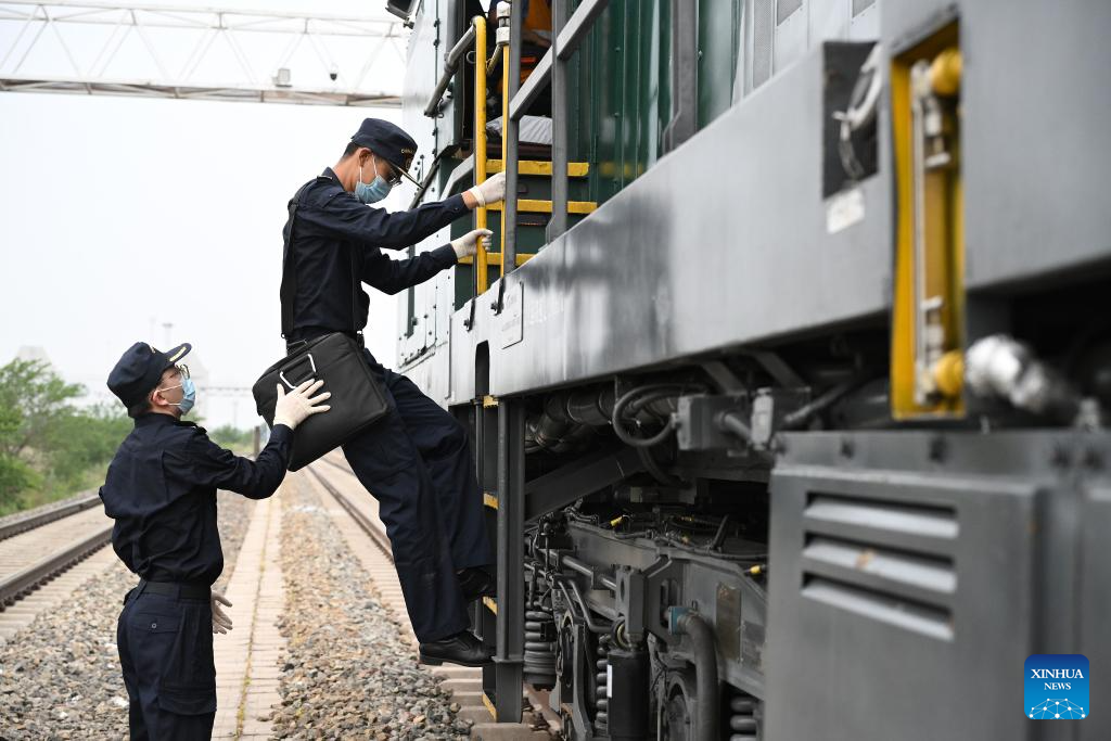 Manzhouli railway port handles 2,327 China-Europe freight train trips in 1st half of 2024