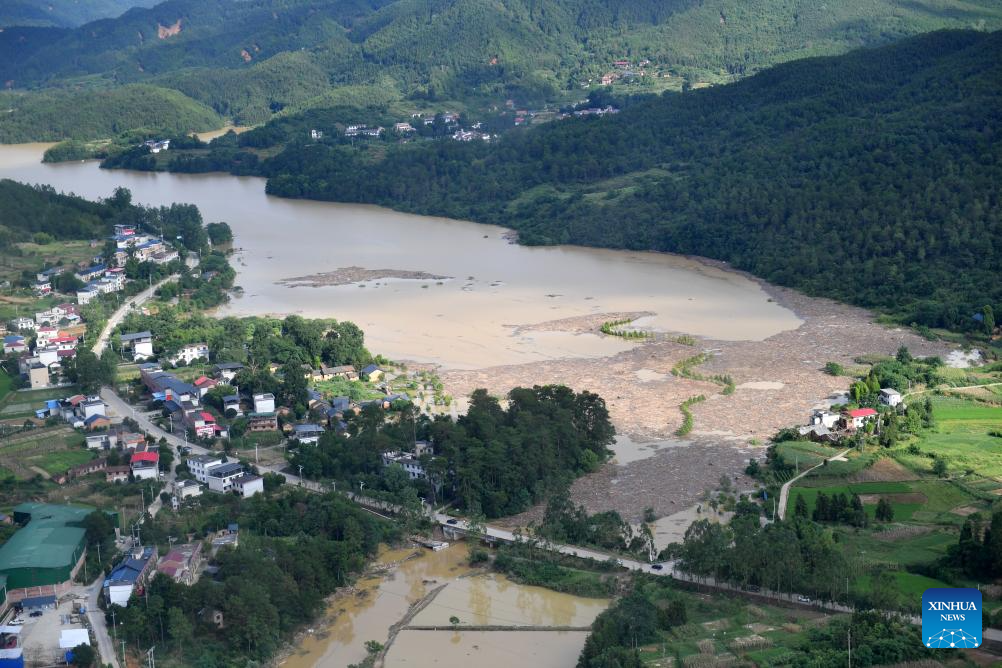 People stranded in waterlogged residences relocated in C China's Hunan