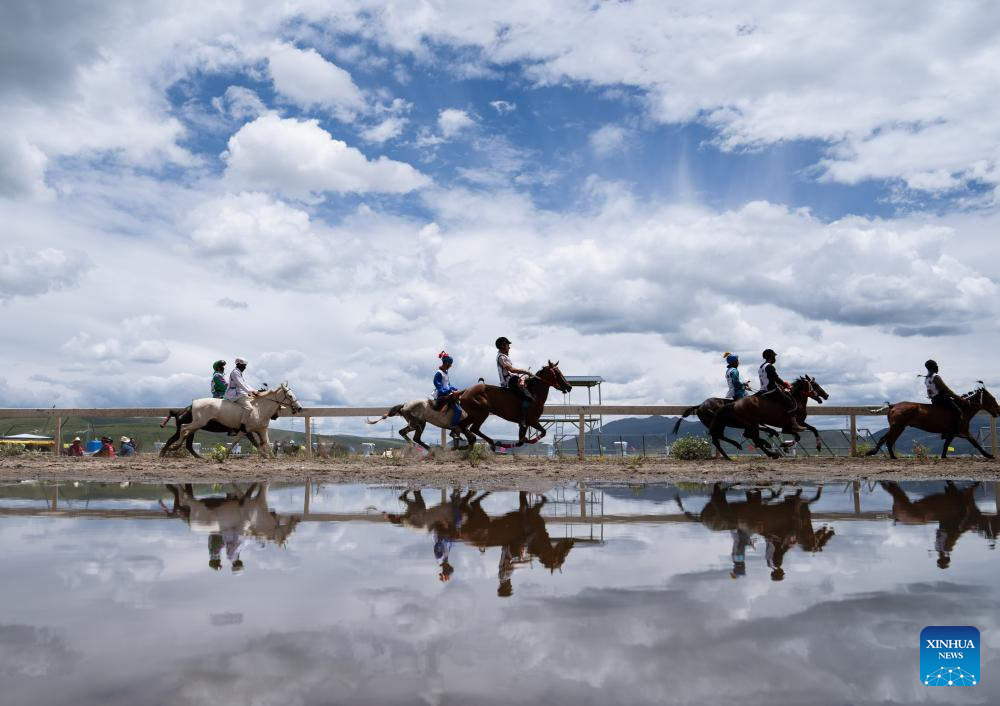 Horse racing event kicks off in SW China's Sichuan