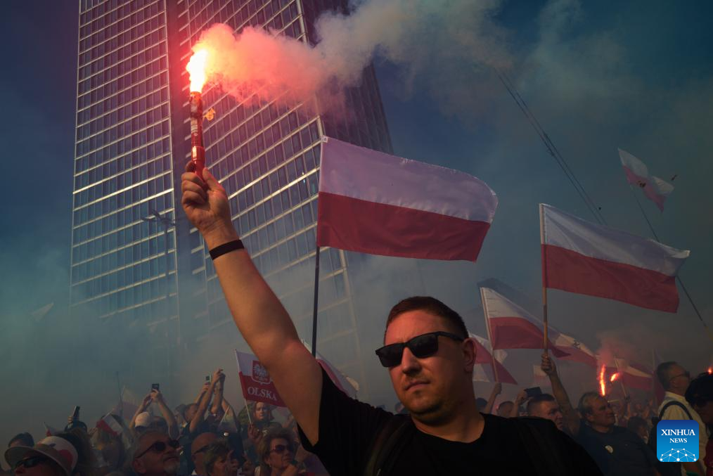 People commemorate Warsaw Uprising in Poland