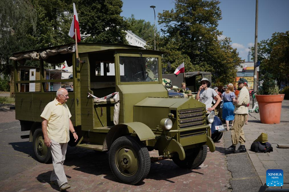 People commemorate Warsaw Uprising in Poland