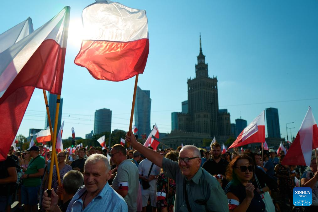 People commemorate Warsaw Uprising in Poland