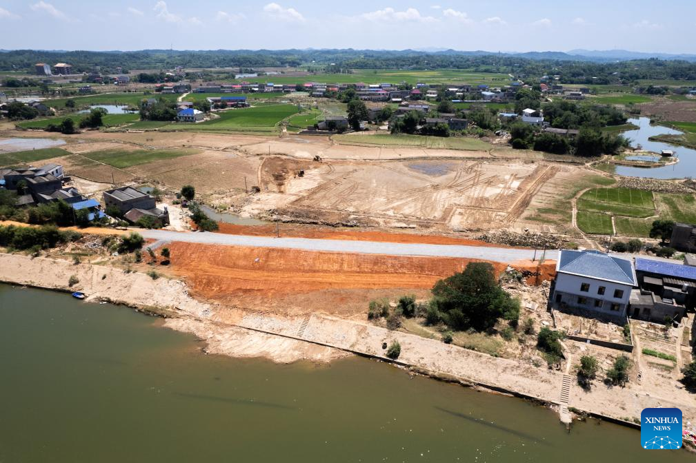 Dike breaches sealed in rain-hit central China