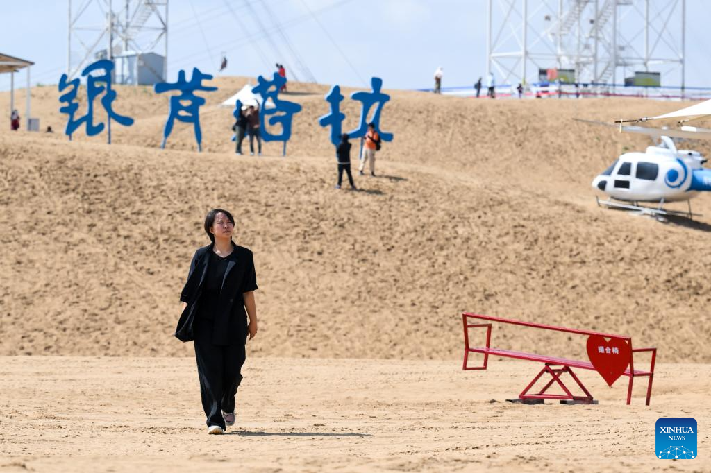 Desert tourism developed in parallel with ecological protection in Dalad Banner, N China