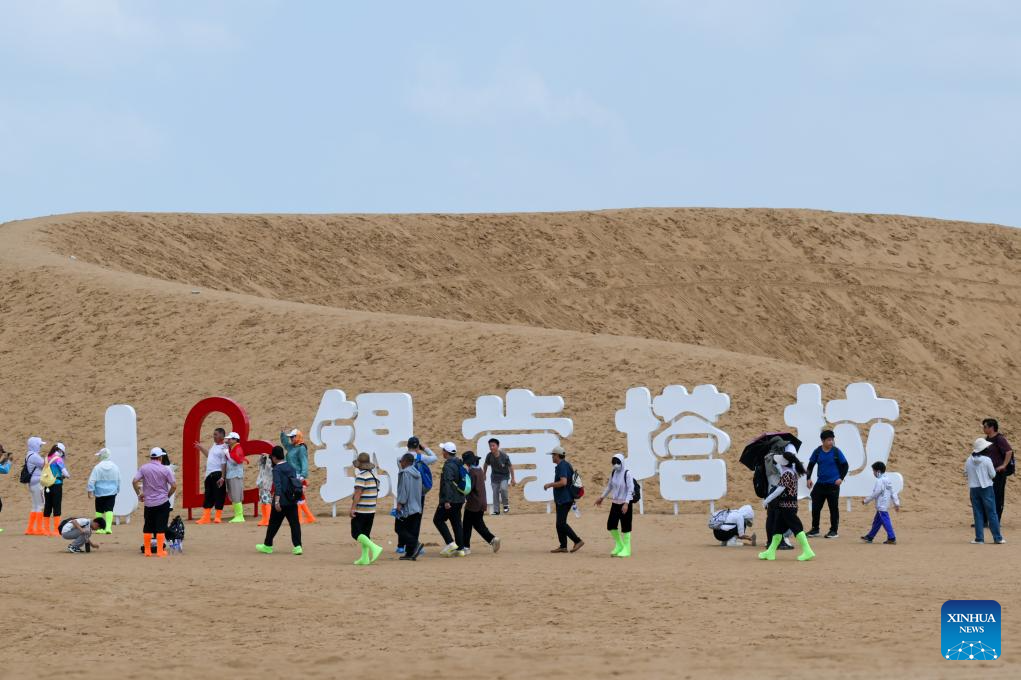 Desert tourism developed in parallel with ecological protection in Dalad Banner, N China