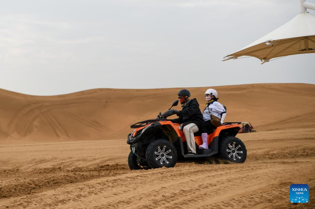 Desert tourism developed in parallel with ecological protection in Dalad Banner, N China