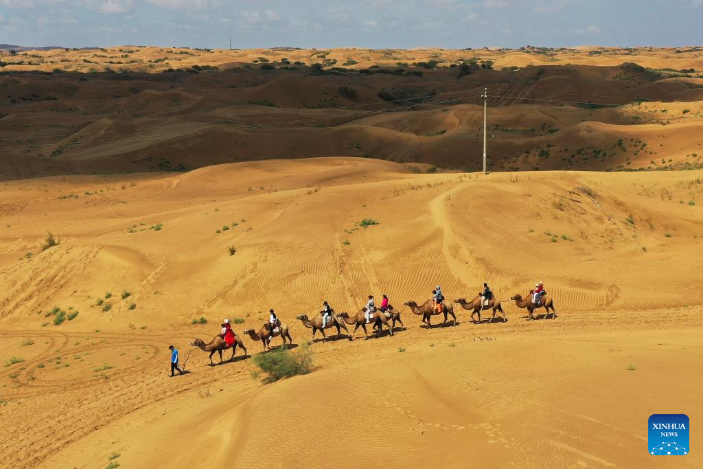 Desert tourism developed in parallel with ecological protection in Dalad Banner, N China