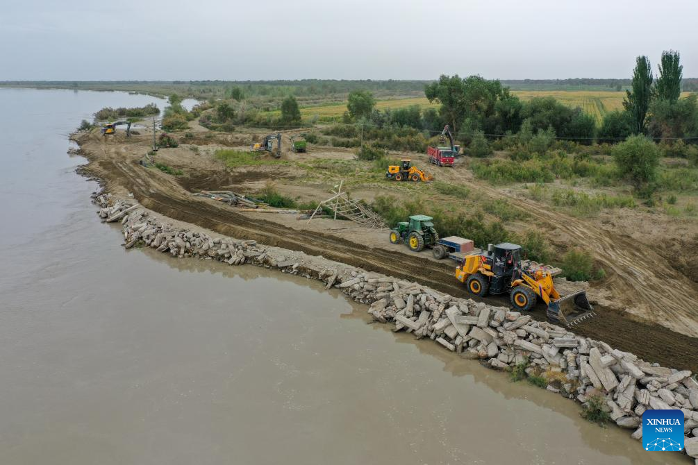 NW China's Xinjiang mobilizes emergency responding teams for flood control amid water level alert