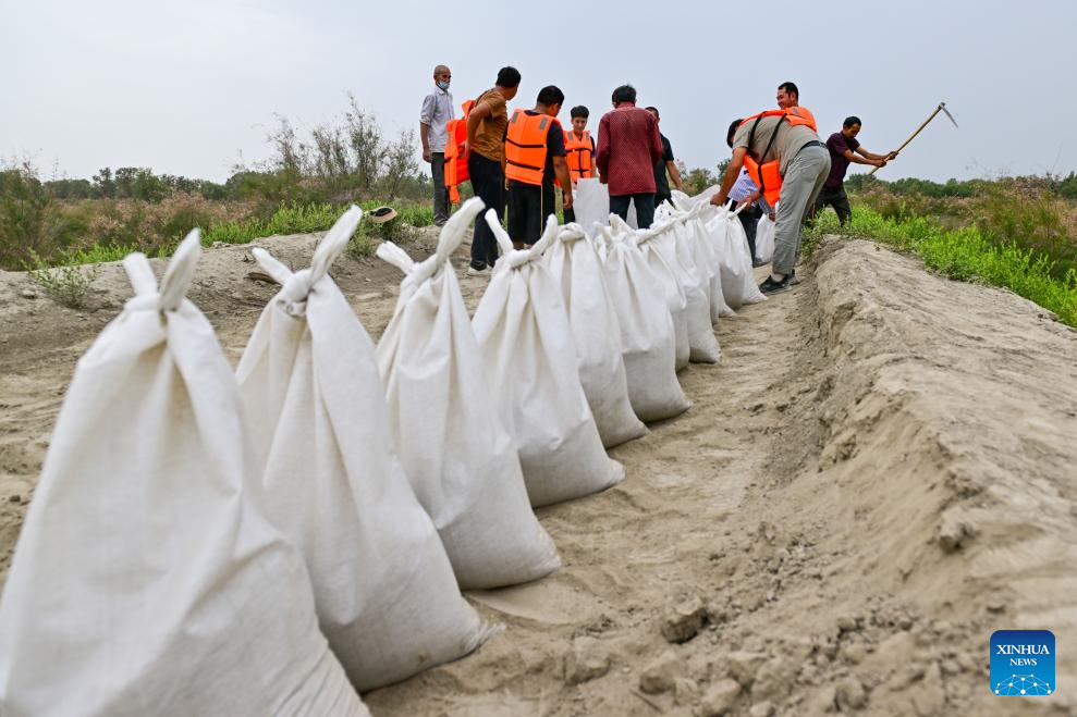 NW China's Xinjiang mobilizes emergency responding teams for flood control amid water level alert