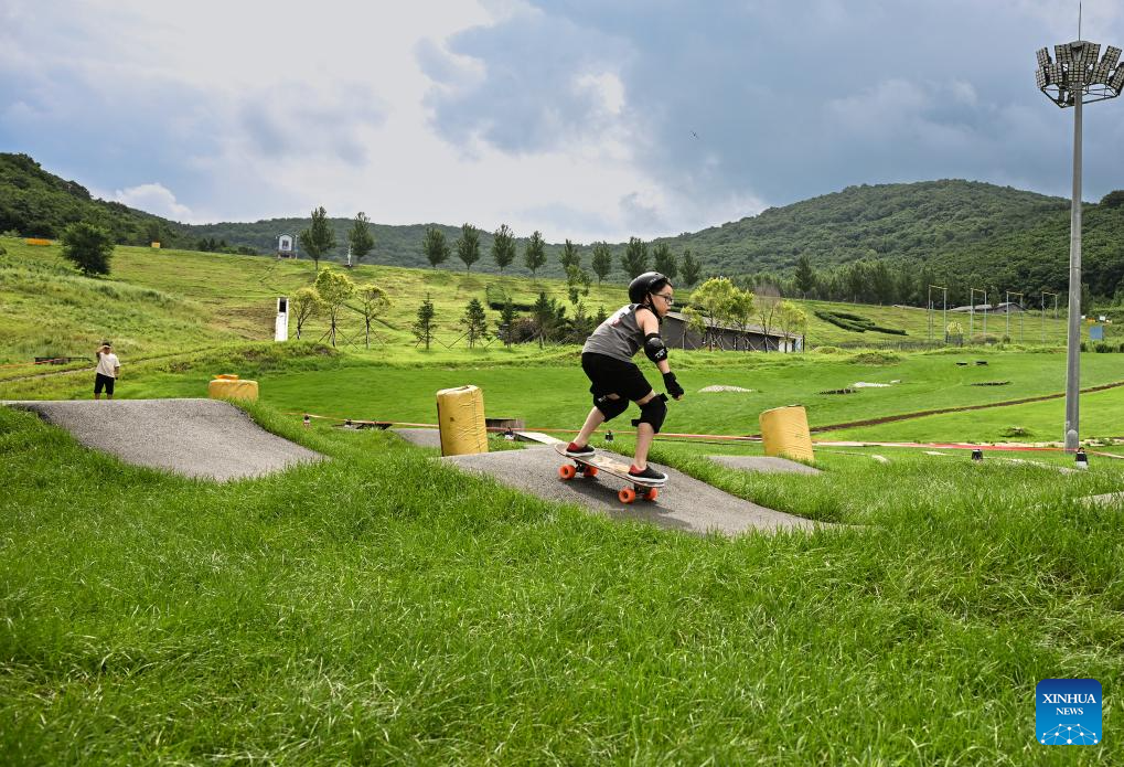 Tourists enjoy summer at ski resorts in Jilin, NE China