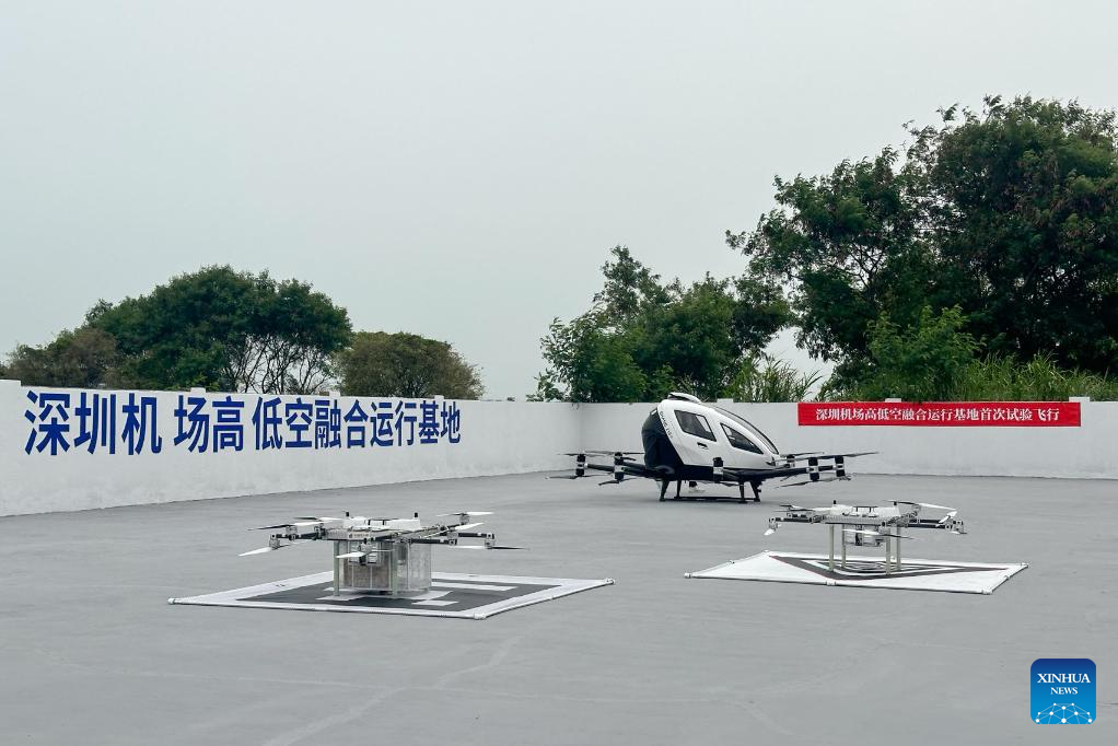 Low-altitude flight simulates baggage delivery in airport area in Shenzhen