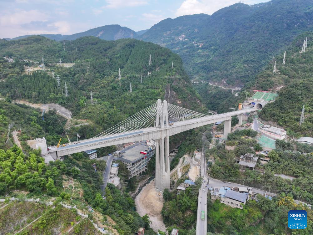 Zhongling Tunnel of Chongqing-Xiamen high-speed railway drilled through