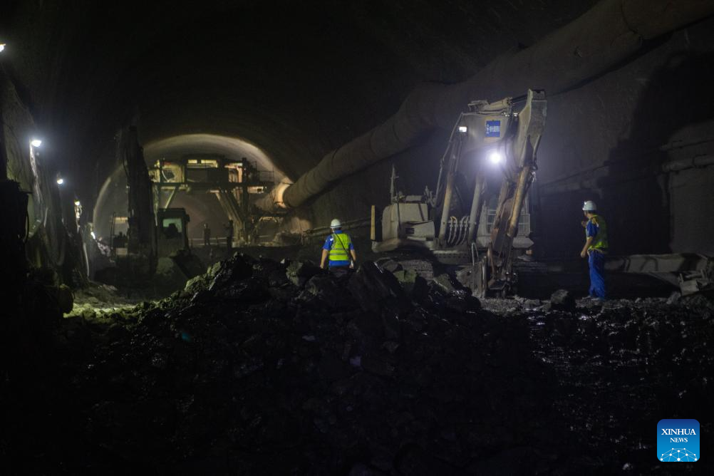 Zhongling Tunnel of Chongqing-Xiamen high-speed railway drilled through