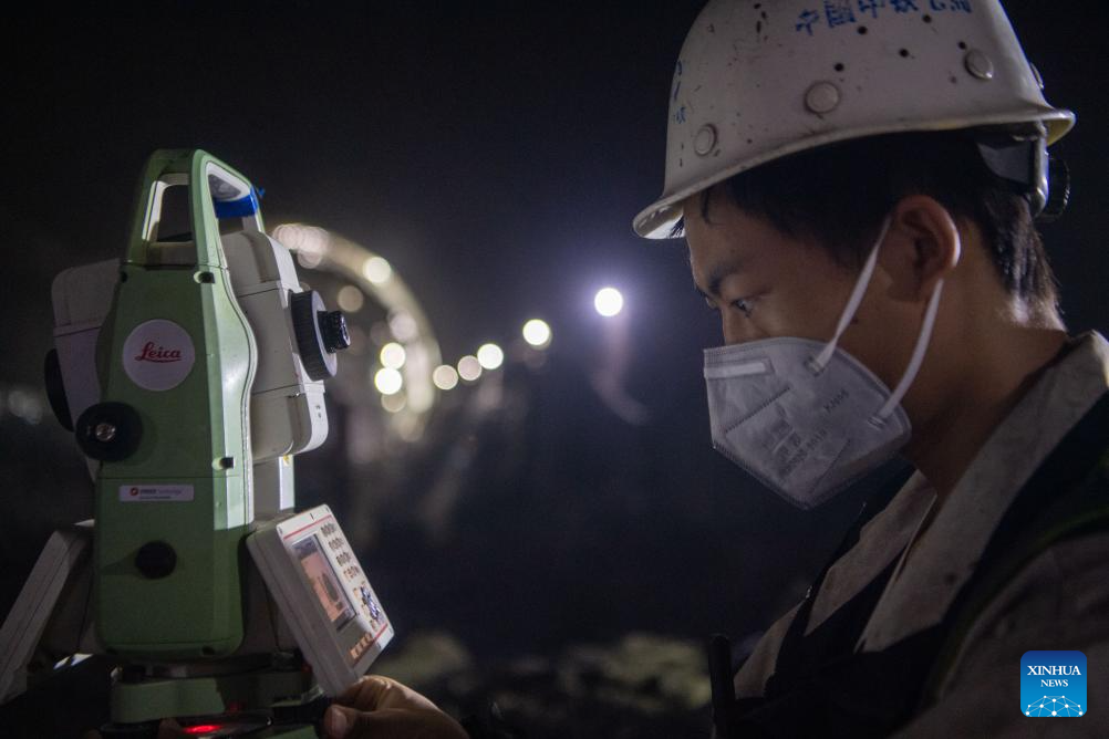 Zhongling Tunnel of Chongqing-Xiamen high-speed railway drilled through