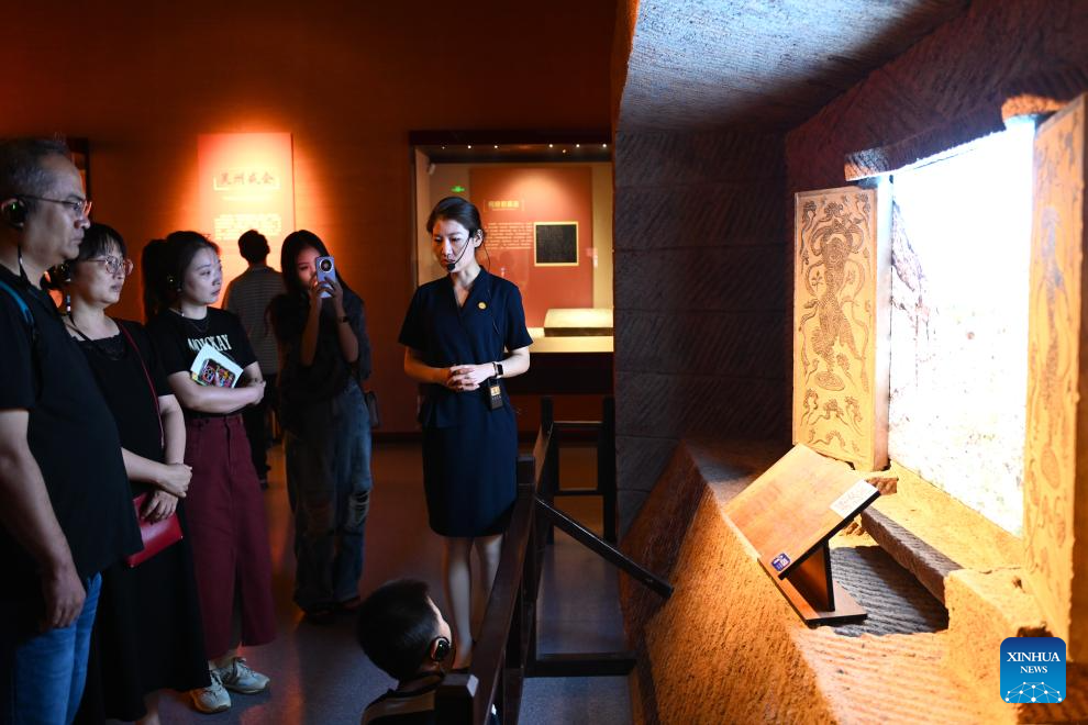 Visitors experience rich culture and history of Ningxia in Ningxia Museum