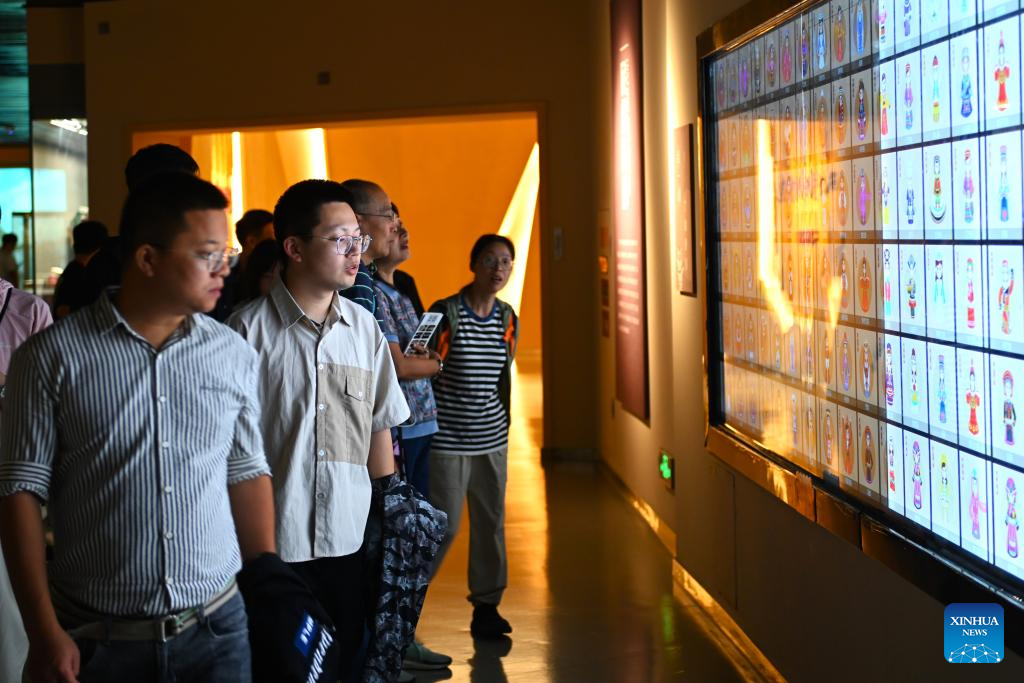 Visitors experience rich culture and history of Ningxia in Ningxia Museum