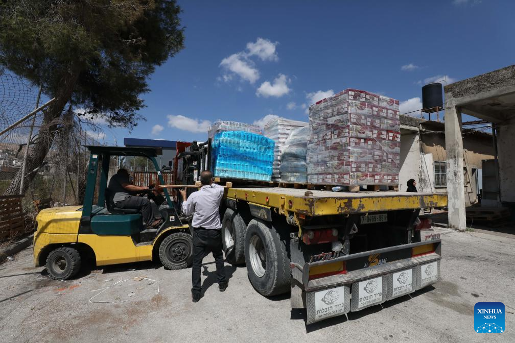 Palestinians in Nablus send food aid to Jenin