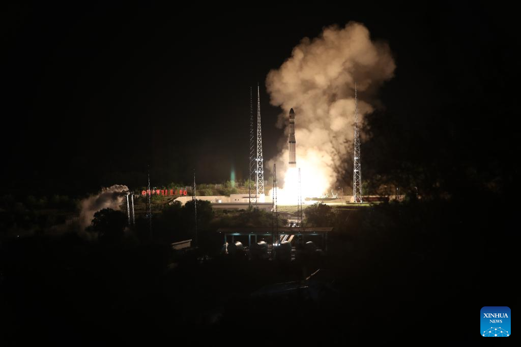 China launches 10 Geely-03 satellites