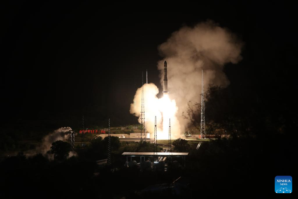 China launches 10 Geely-03 satellites