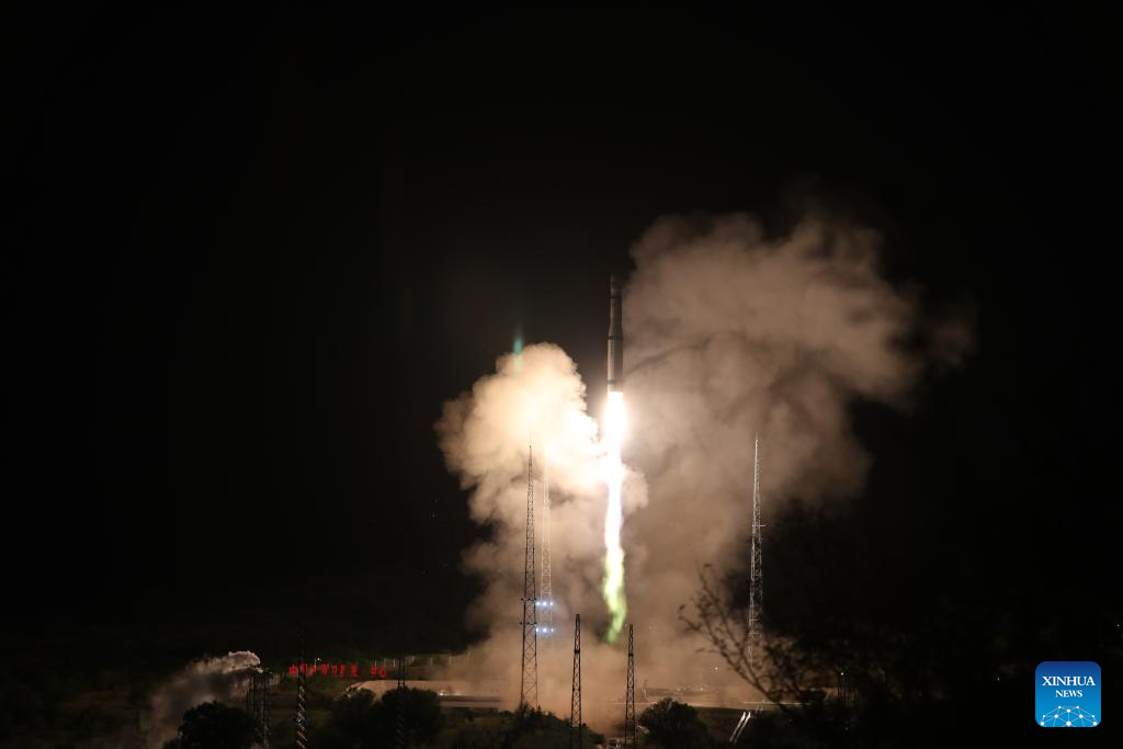 China launches 10 Geely-03 satellites