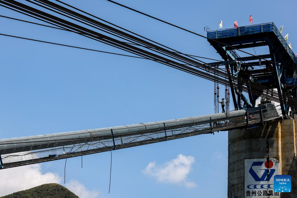 Huajiang grand canyon bridge under construction in Guizhou