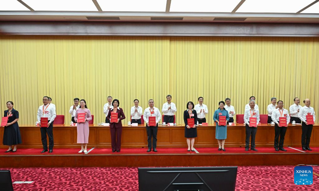 China awards model teachers, education institutions as Teachers' Day