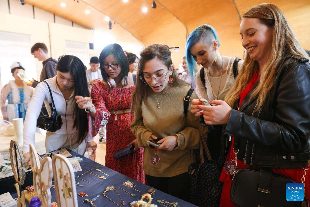 Hanfu display event held in London to celebrate upcoming Mid