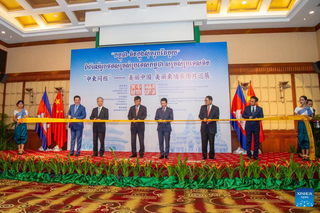 Joint Cambodia-China photo exhibition tour opens, attracting scores of visitors