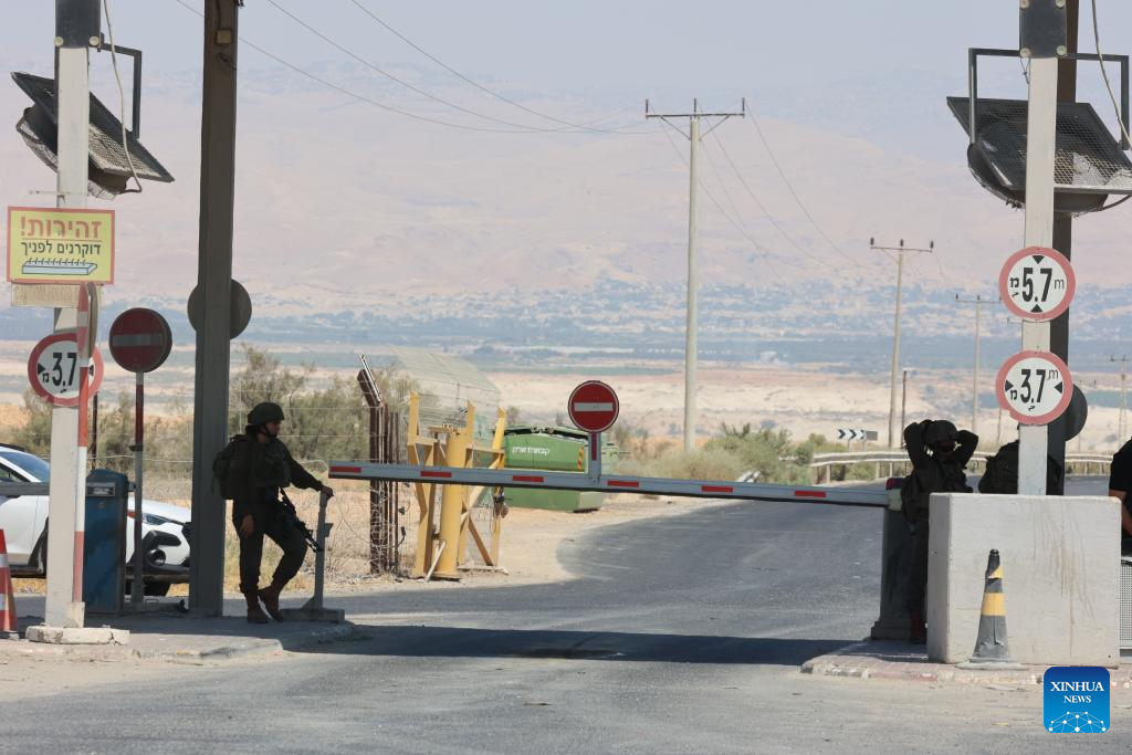 Israel, Jordan close border crossings after deadly shooting attack