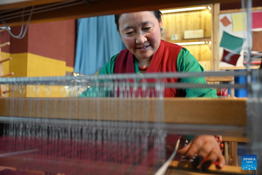 Pulu weaving industry revitalized in Xizang, SW China