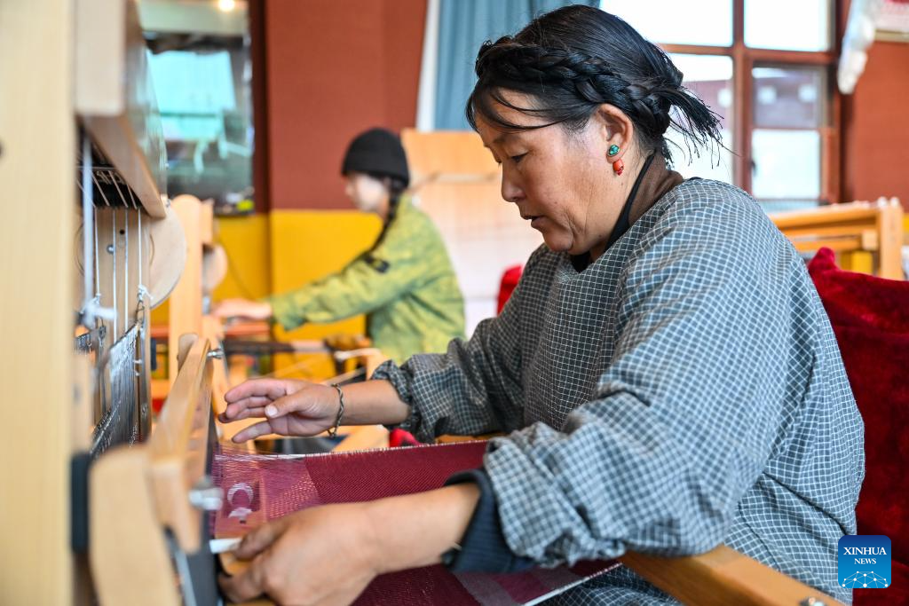 Pulu weaving industry revitalized in Xizang, SW China