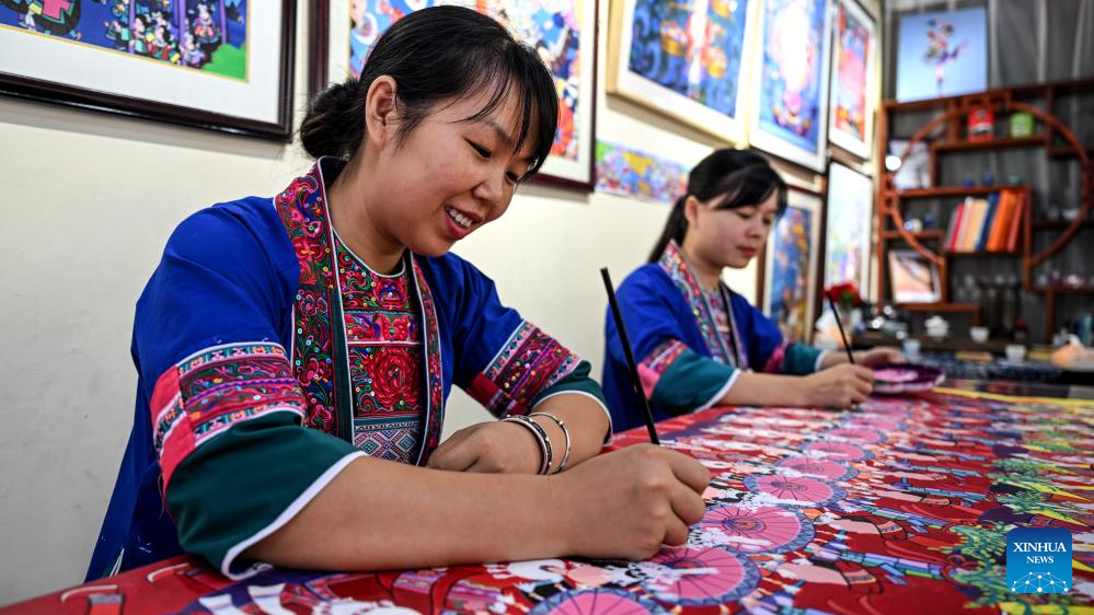 Exhibition displaying farmer paintings kicks off in Liuzhou, S China