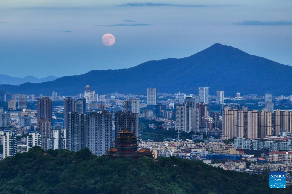 Full moon shines on night of Mid-Autumn Festival in China