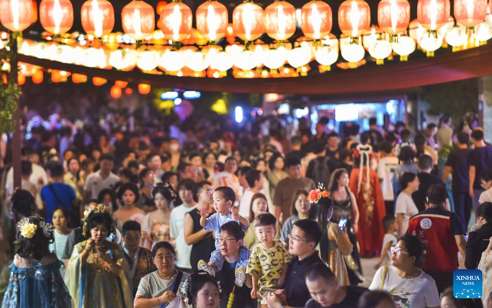 Chinese enjoy three-day holiday for Mid-Autumn Festival