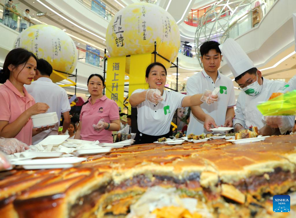 Chinese enjoy three-day holiday for Mid-Autumn Festival