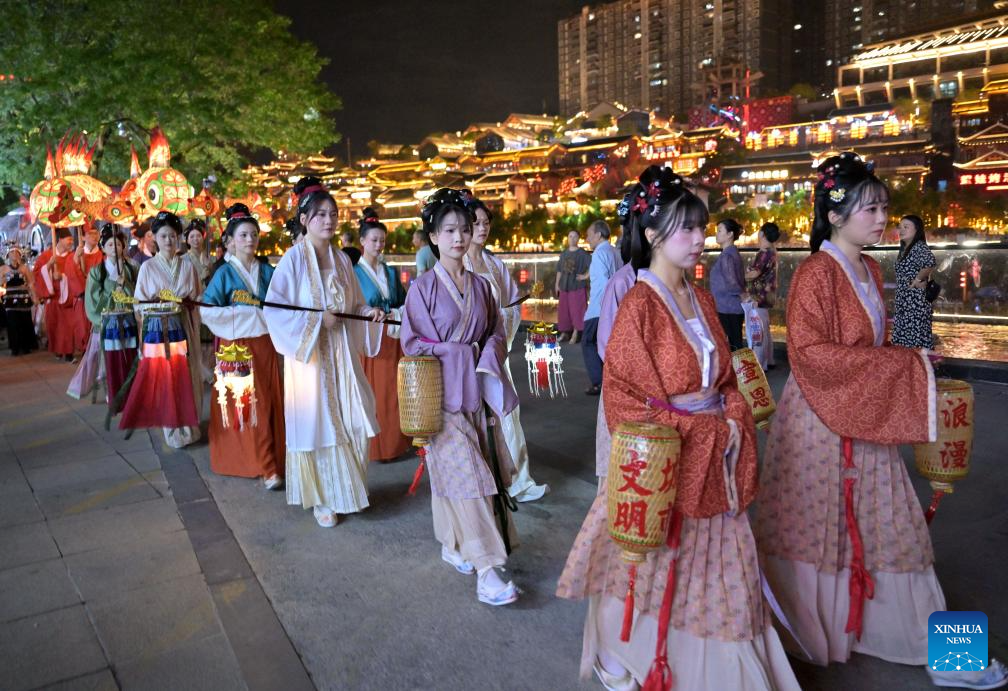 Chinese enjoy three-day holiday for Mid-Autumn Festival