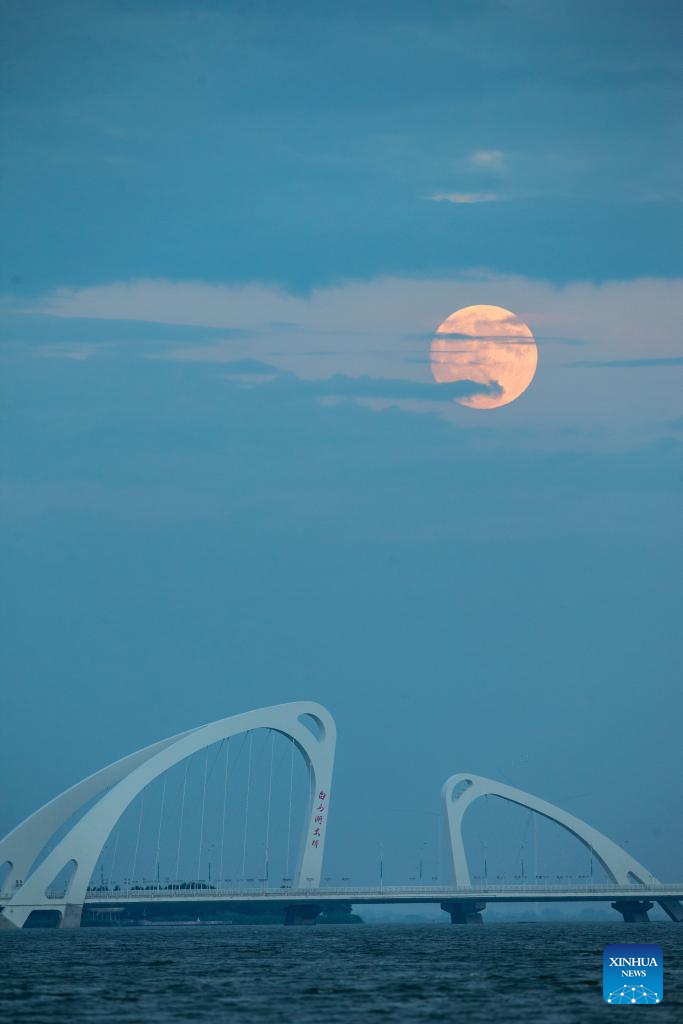 Full moon shines on night of Mid-Autumn Festival in China