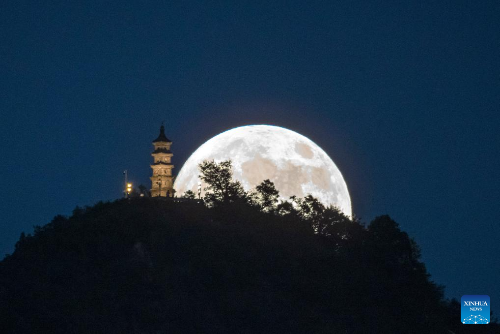 Full moon shines on night of Mid-Autumn Festival in China