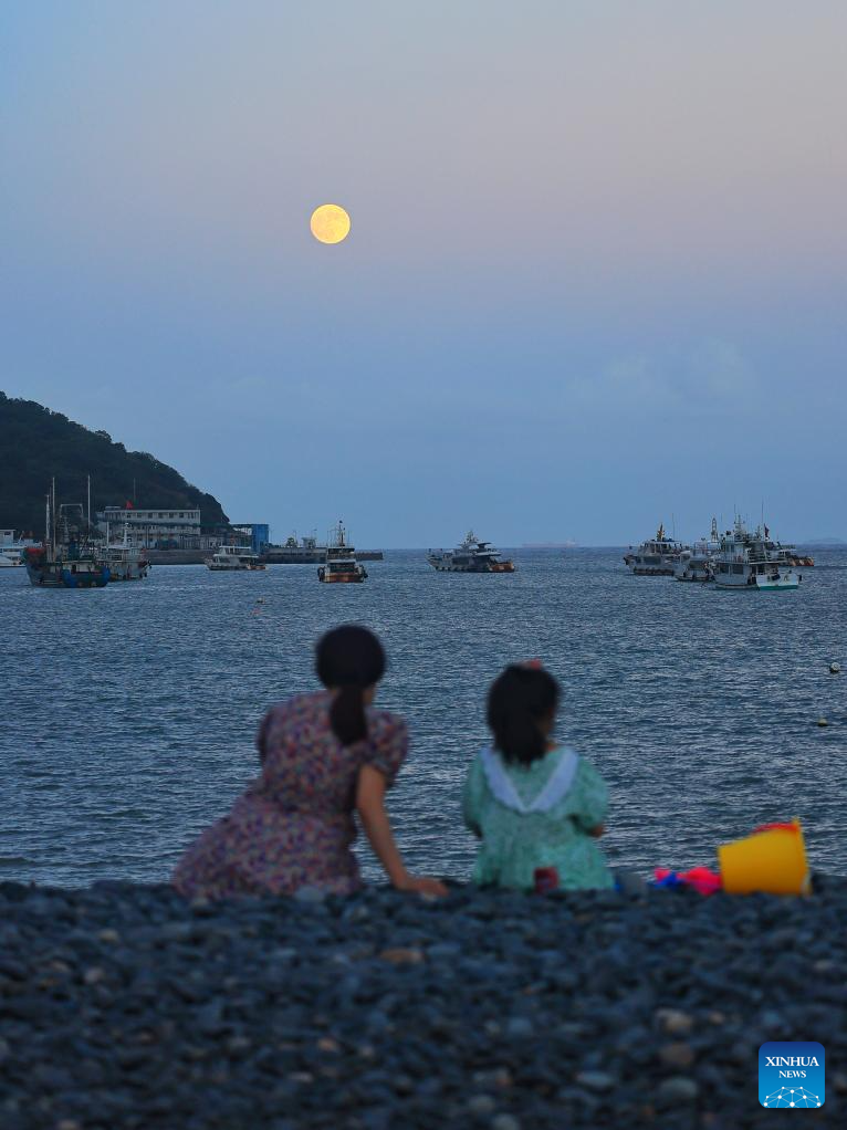 Full moon shines on night of Mid-Autumn Festival in China