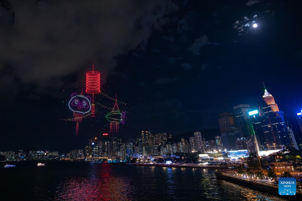 Feature: Lanterns, fire dragon light up Hong Kong's Mid-Autumn night