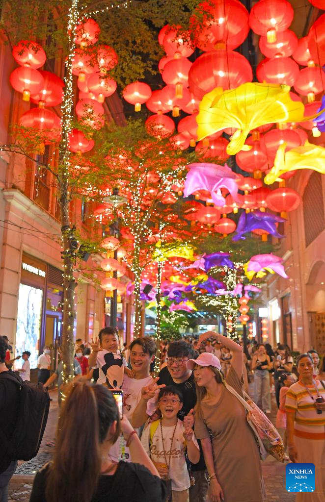 Feature: Lanterns, fire dragon light up Hong Kong's Mid-Autumn night