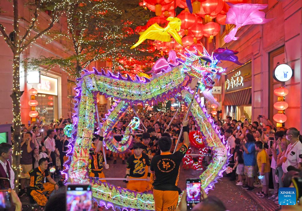 Feature: Lanterns, fire dragon light up Hong Kong's Mid-Autumn night