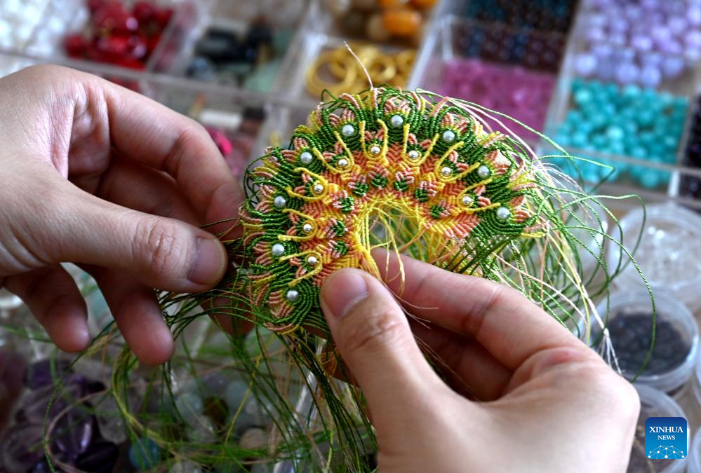 Pic story of inheritor of bead weaving skills in China's Henan