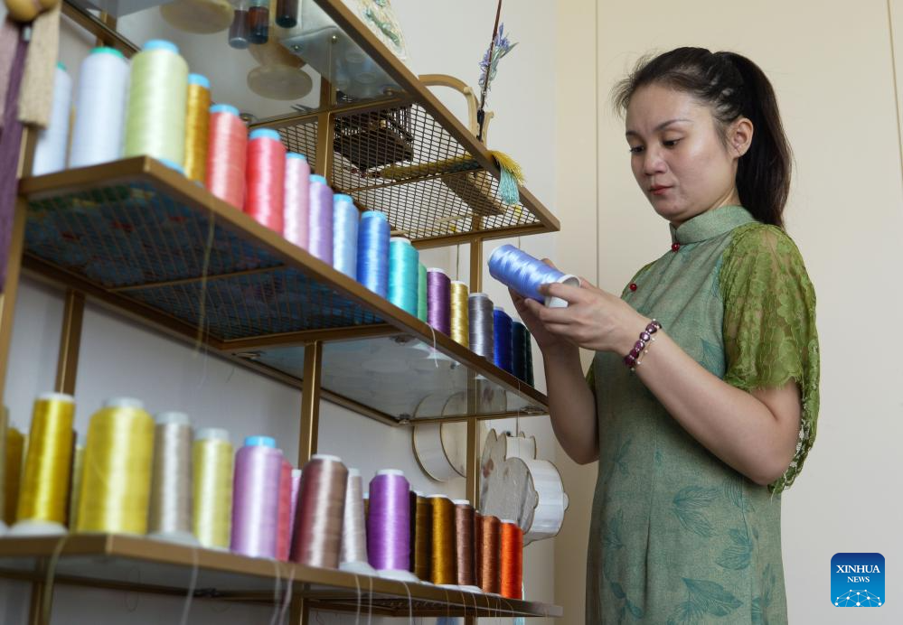 Pic story of inheritor of bead weaving skills in China's Henan