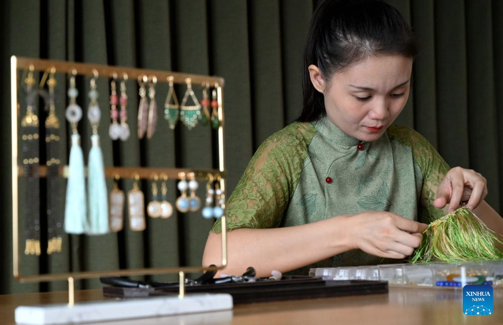 Pic story of inheritor of bead weaving skills in China's Henan