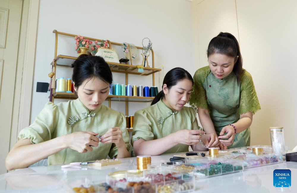 Pic story of inheritor of bead weaving skills in China's Henan