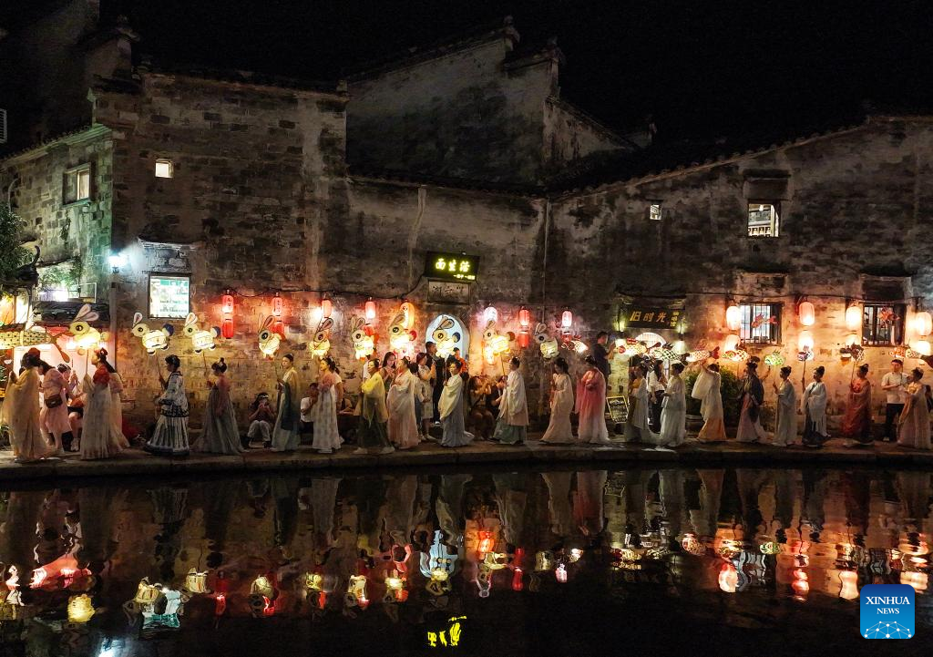 China sees travel surge during Mid-Autumn Festival holiday